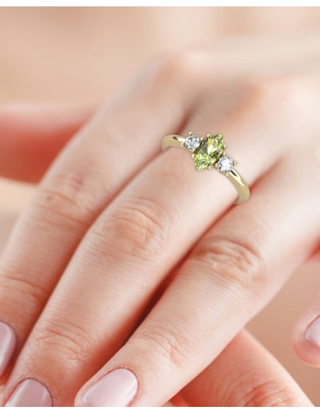 ANILLO GAIA DE ORO Y TOPACIO CON OLIVINA MARQUISE 8X4MM
