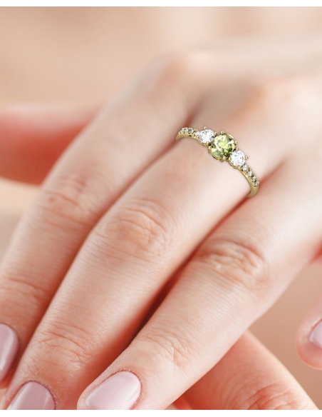 ANILLO OSIRIS DE ORO Y TOPACIOS BLANCOS CON 2 GARRAS DE 3MM Y CENTRO EN PERIDOTO DE 5X4MM