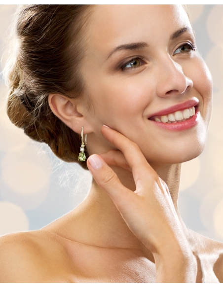 PENDIENTES GAIA GANCHO DE ORO Y DIAMANTES DE 0,01 CT Y TOPACIO CON PERA FACETADA DE OLIVINA 8X6MM